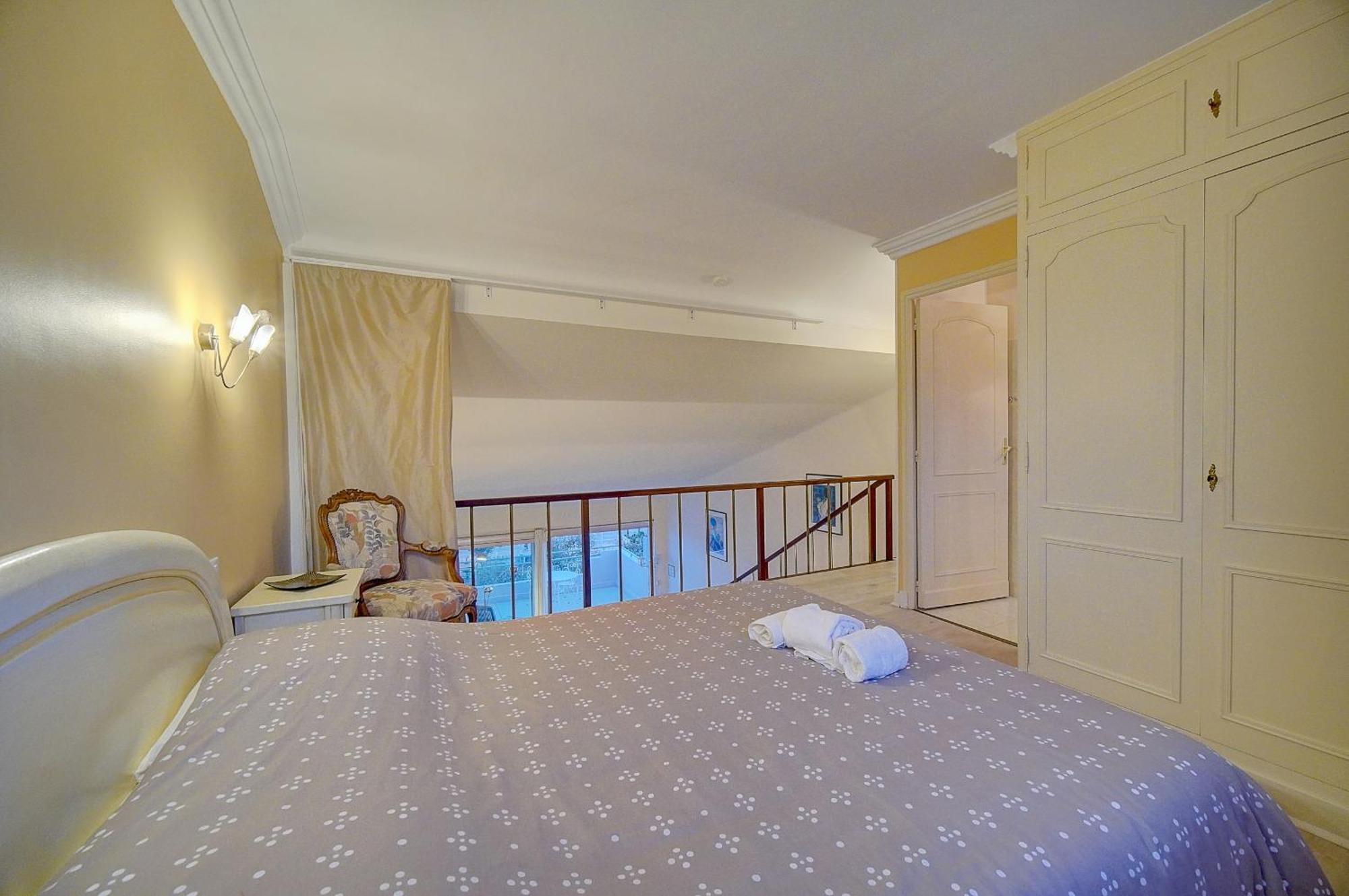 Superbe Duplex Idealement Situe Proche Plages Avec Grande Terrasse Vue Port !l A1b59 Appartement